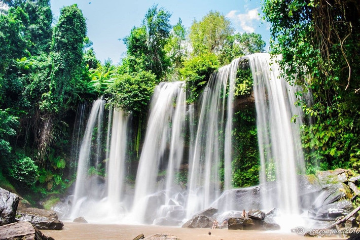 Khép lại hành trình, núi Kulen vùng đất linh thiêng được xem là cái nôi của đế chế Khmer – sẽ mang lại trải nghiệm trọn vẹn giữa thiên nhiên và tâm linh. Thác nước Kulen hùng vĩ, tượng Phật cổ khắc trên đá và rừng xanh mát khiến du khách có cảm giác như lạc vào một miền cổ tích yên bình. Ảnh Phuotvivu