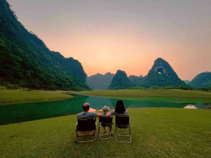Bên cạnh đó, nhiều du khách ưa khám phá cũng chọn đi tự túc, tuy nhiên cần chuẩn bị kỹ lưỡng về thiết bị cá nhân, lều trại, nước uống, đồ ăn và phương tiện phù hợp như xe máy hoặc ô tô gầm cao, do đường vào khu vực này vẫn còn hoang sơ, nhiều đoạn khó đi. Ảnh Internet
