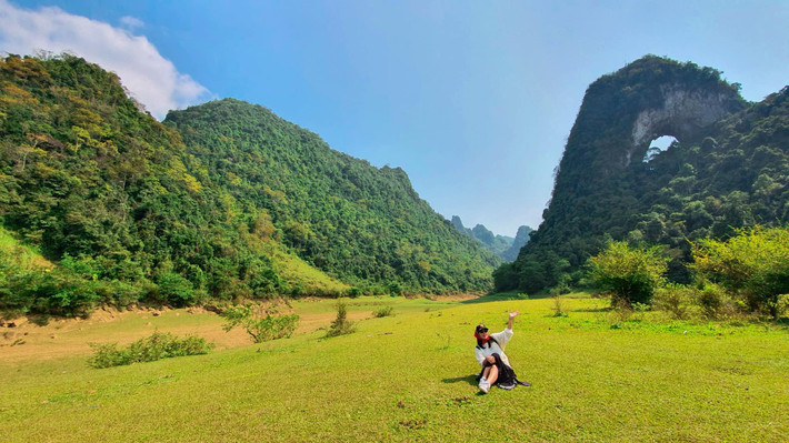 Vietmountain Travel tổ chức tour Hà Nội – Cao Bằng 3 ngày 2 đêm, kết hợp tham quan núi Mắt Thần, hồ Thang Hen, động Ngườm Ngao, thác Bản Giốc; tour bao gồm xe giường nằm, hướng dẫn viên, lưu trú khách sạn hoặc homestay, giá từ 3,68 triệu đồng/người. Vietnam Camping Tour thì nhận thiết kế tour riêng theo nhóm, chuyên về cắm trại tại núi rừng phía Bắc; với điểm đến là núi Mắt Thần, gói tour cung cấp trọn bộ thiết bị camping, đầu bếp riêng và thực đơn đặc sản Cao Bằng. Ảnh Hường Phùng