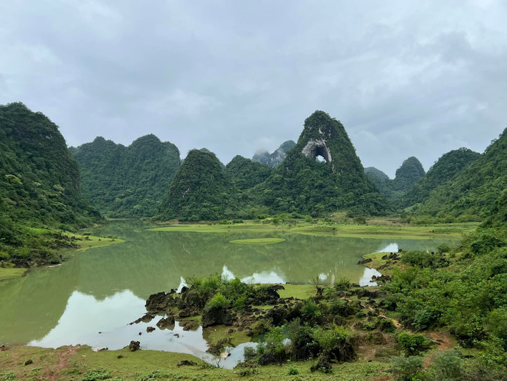 Vào những thời điểm nắng đẹp, ánh sáng chiếu xuyên qua hang tạo thành khung cảnh lung linh, huyền ảo giữa thiên nhiên hùng vĩ.