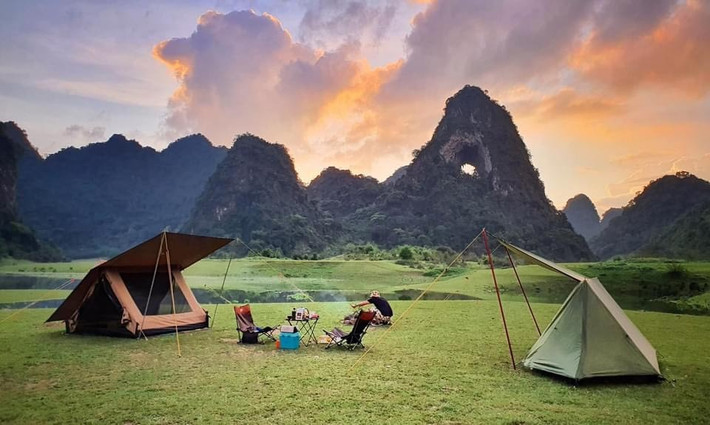 Giữa đại ngàn Đông Bắc, núi Mắt Thần (xã Quốc Toản, huyện Trà Lĩnh, tỉnh Cao Bằng) nổi bật như một “kỳ quan địa chất” độc đáo với hang tròn xuyên núi tựa con mắt khổng lồ nhìn xuống thung lũng. Ảnh Internet