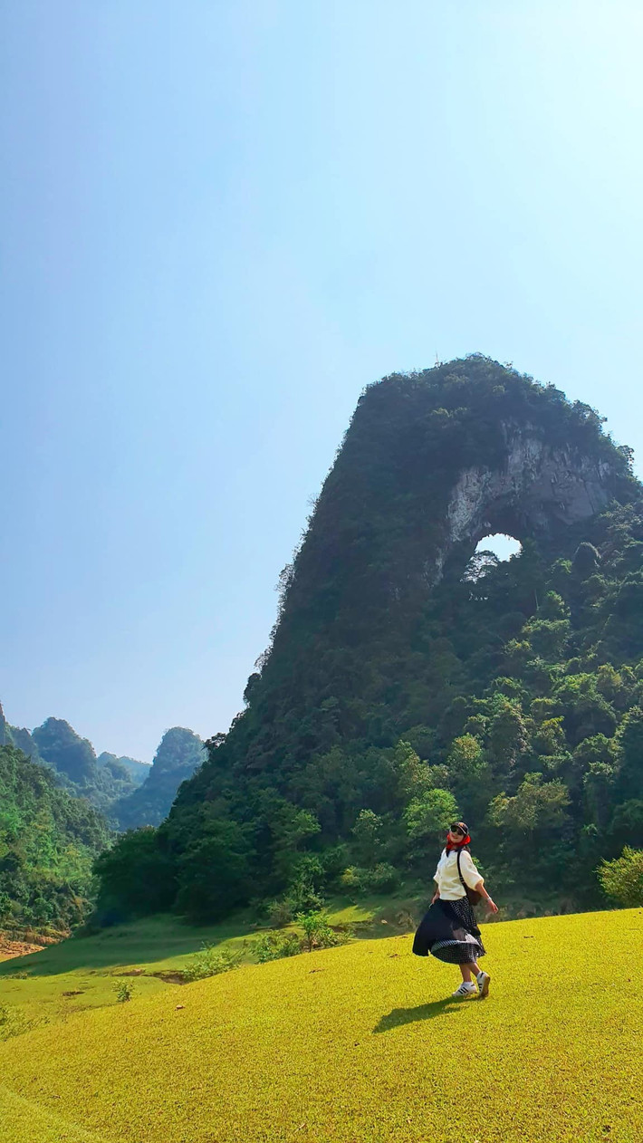 Không chỉ gây ấn tượng bởi cảnh quan ngoạn mục, nơi đây còn là điểm cắm trại lý tưởng với không gian thoáng đãng, biệt lập và bình yên tuyệt đối. Ảnh Hường Phùng