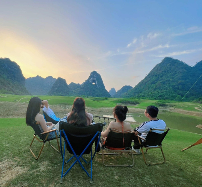 Bao quanh núi là thảm cỏ xanh mướt trải dài, dòng suối uốn lượn và những cánh rừng thưa, tạo nên một khung cảnh yên bình, tách biệt khỏi nhịp sống thường nhật. Ảnh