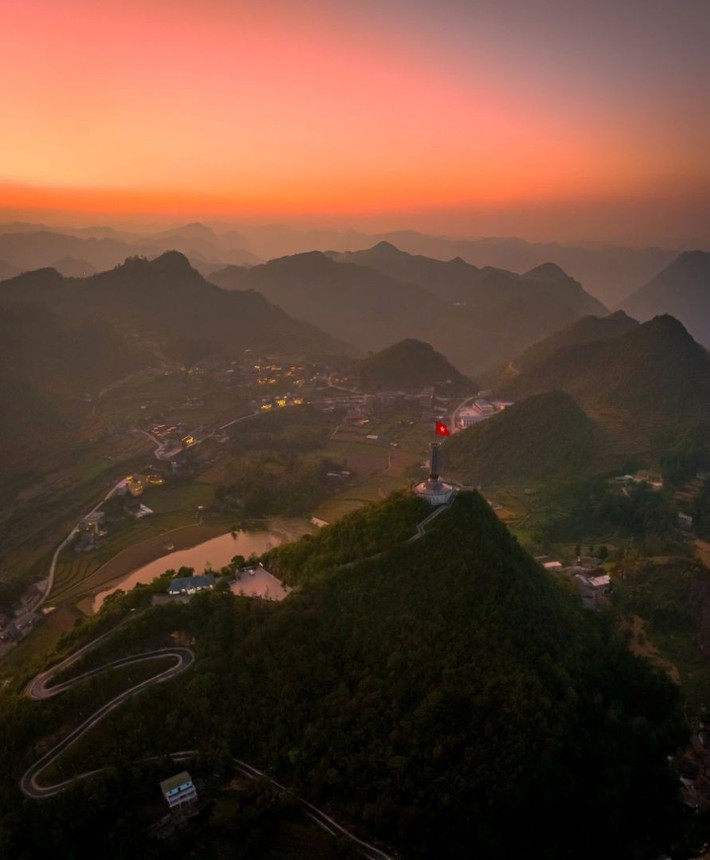 Khám phá Lũng Cú, du khách không chỉ được chiêm ngưỡng vẻ đẹp của thiên nhiên, mà còn được hiểu thêm về sự kiên cường, bền bỉ của người dân nơi biên ải. Họ là những người gắn bó mật thiết với mảnh đất này, kiên cường bảo vệ biên cương, và duy trì những giá trị văn hóa truyền thống lâu đời của vùng cao. Ảnh Crystalbay
