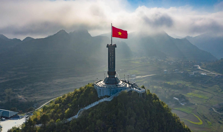 Với độ cao 1.470 m so với mực nước biển, cột cờ Lũng Cú đứng sừng sững giữa vùng đất biên giới, mang trong mình một sứ mệnh thiêng liêng – khẳng định chủ quyền lãnh thổ của Việt Nam. Ảnh Hồ Anh Quân