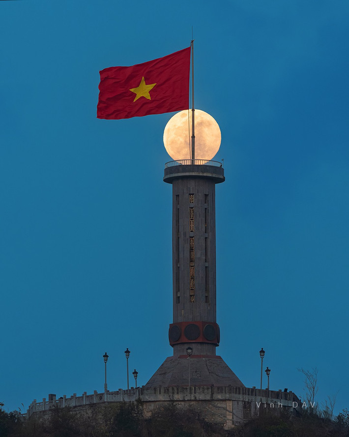 Lá cờ tung bay mạnh mẽ giữa khung cảnh bao la, hùng vĩ của vùng đất phía Bắc này, tựa như biểu tượng sống động của sự kiên cường và bất khuất. Một khoảnh khắc hiếm hoi đến nỗi, chỉ những ai may mắn mới có thể chiêm ngưỡng và ghi lại trong những bức ảnh tuyệt đẹp. Ảnh Vinh Dav