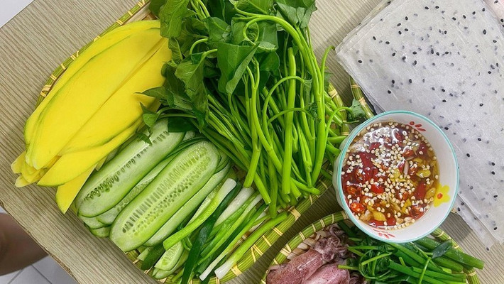 Món ăn ghi điểm nhờ sự hòa quyện tinh tế giữa vị ngọt của mực tươi, độ giòn của rau muống non, vị chua nhẹ của xoài xanh và nước chấm đậm đà. Đặc biệt, món cuốn này càng hấp dẫn hơn trong những ngày hè oi bức bởi sự mát lành và dễ ăn. Ảnh Văn Hùng