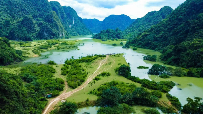 Không chỉ đẹp mùa nước nổi, Đồng Lâm còn thu hút quanh năm nhờ khí hậu mát mẻ, cảnh sắc đa dạng. Du khách có thể kết hợp khám phá thác Khe Dầu, hang Cá, làng cổ Làng Bên hoặc thưởng thức ẩm thực vùng cao. Ảnh Hùng Vĩ