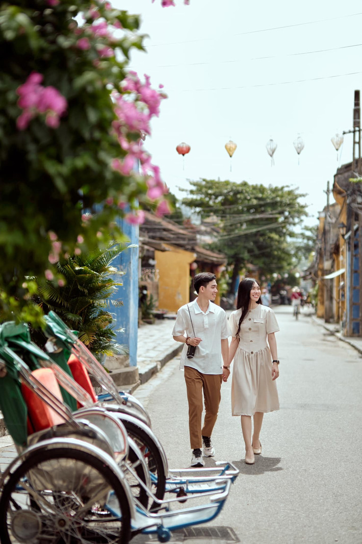 “Không cần tạo dáng cầu kỳ, chỉ cần đứng dưới giàn hoa giấy cũng đủ để có một tấm ảnh đẹp. Mình rất thích Hội An vì mọi thứ ở đây đều nhẹ nhàng và đầy chất thơ,” Minh Thư (26 tuổi, du khách từ TP HCM) chia sẻ. Ảnh Hà Nhi