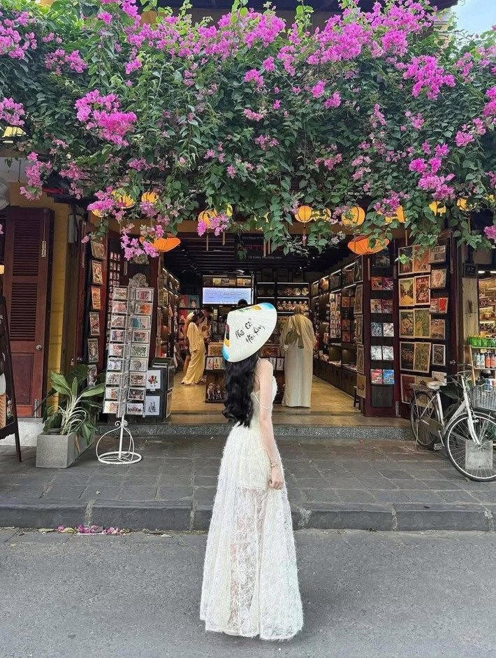 Mái nhà phủ hoa, quán cà phê ven đường tràn sắc tím hồng, ngõ nhỏ với hoa rủ xuống tạo thành vòm cổng tự nhiên – tất cả đều là background hoàn hảo cho những bức ảnh "triệu like".