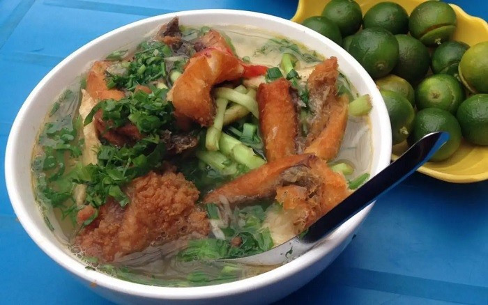 Bún cá lóc Mộc Châu có vị ngọt tự nhiên, ăn kèm với trái sung muối xổi chát chát, chua nhẹ nên có hương vị đặc biệt hơn bún cá miền Tây. Một tô bún nước lèo nóng hổi, đầy ắp thịt cá chiên giòn quả là một gợi ý không tồi cho bữa sáng ấm áp. Ảnh amthucmocchau