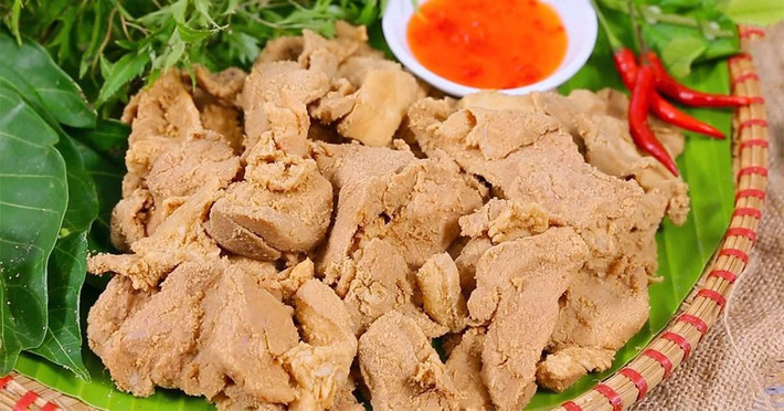 Thịt lợn muối chua là đặc sản của người Dao, làm từ thịt ba chỉ ướp muối và trộn với cơm nguội để lên men tự nhiên. Thịt ướp lâu sẽ có vị mặn đậm đà, thấm sâu từng thớ thịt. Ảnh MIA