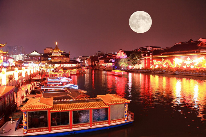 Mùa Trung thu là thời điểm các thành phố châu Á rực rỡ hơn bao giờ hết, khi hàng ngàn chiếc đèn lồng thắp sáng khắp các con phố, công viên và quảng trường. Ảnh dulich