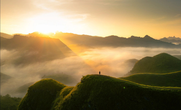 Không rầm rộ như những điểm du lịch nổi tiếng, đồi cỏ Ba Quáng ở Cao Bằng âm thầm "ghi điểm" nhờ cảnh sắc nên thơ, bầu không khí trong lành và trải nghiệm chạm mây độc đáo. Đây là nơi được ví như “thảo nguyên nhỏ” giữa đại ngàn Đông Bắc, đang thu hút ngày càng nhiều du khách mê khám phá thiên nhiên nguyên sơ. Ảnh Thế Kiệt