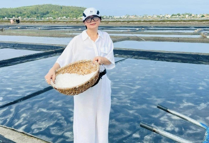 Ngoài việc tận mắt chứng kiến quy trình làm muối, du khách còn được thưởng thức những món ăn đặc sản mang đậm hương vị biển cả và văn hóa địa phương. Các món hải sản tươi ngon, mặn mòi cùng hương muối Sa Huỳnh đặc trưng tạo nên một trải nghiệm ẩm thực khó quên. Ảnh MIA