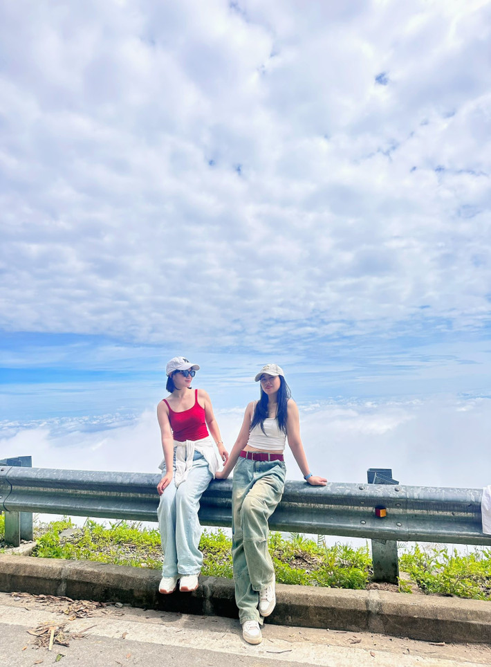 Các tour Ba Vì 1 ngày hay 2 ngày 1 đêm không chỉ đưa du khách đến những địa danh nổi bật như đỉnh Vua, thác Ba Vì, vườn quốc gia Ba Vì, mà còn giúp khám phá các làng nghề truyền thống độc đáo của vùng đất này. Chẳng hạn, Tour Ba Vì 1 ngày của Vietravel mang đến cơ hội khám phá vườn quốc gia Ba Vì, ngắm mây bồng bềnh tại đỉnh Vua, và thưởng thức những món ăn đặc sản mang đậm hương vị địa phương. Ảnh An Nguyên