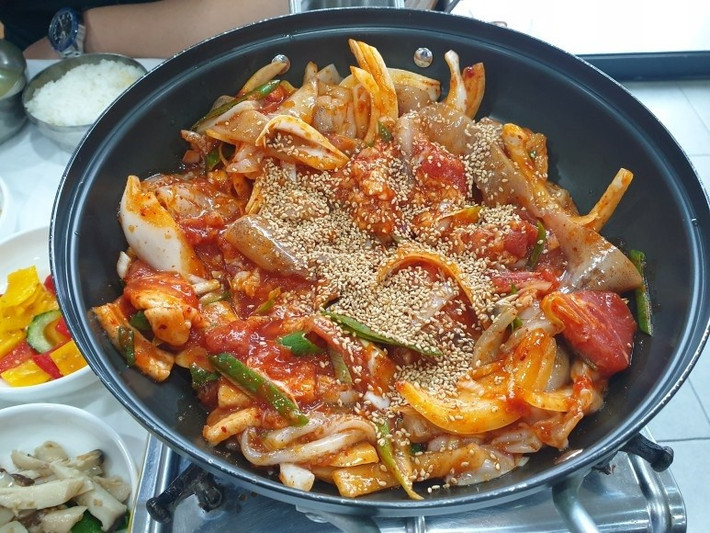 Sau khi khám phá, một bữa tối với mực nướng trứ danh hay bulgogi làm từ bò nuôi bằng thảo dược chắc chắn sẽ để lại ấn tượng khó quên. Ảnh Internet