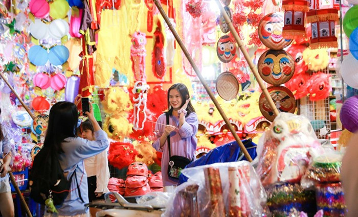 Tại phố Hàng Mã, không khí Trung thu đã ngập tràn từ đầu tháng 9. Con phố nhỏ cổ kính trở nên rực rỡ với hàng trăm gian hàng bày bán đèn lồng, mặt nạ, trống ếch, đầu sư tử.