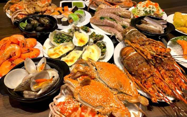 Không chỉ cảnh sắc, ẩm thực Đà Nẵng vào thời điểm này cũng khiến du khách “xiêu lòng”. Hải sản tươi ngon được đánh bắt trong ngày, giá cả lại dễ chịu hơn mùa hè. Những món đặc trưng như mực nướng, ốc xào, cá đuối nướng muối ớt hay bún chả cá thơm lừng luôn sẵn sàng níu chân người thưởng thức. Ảnh Review Da Nang