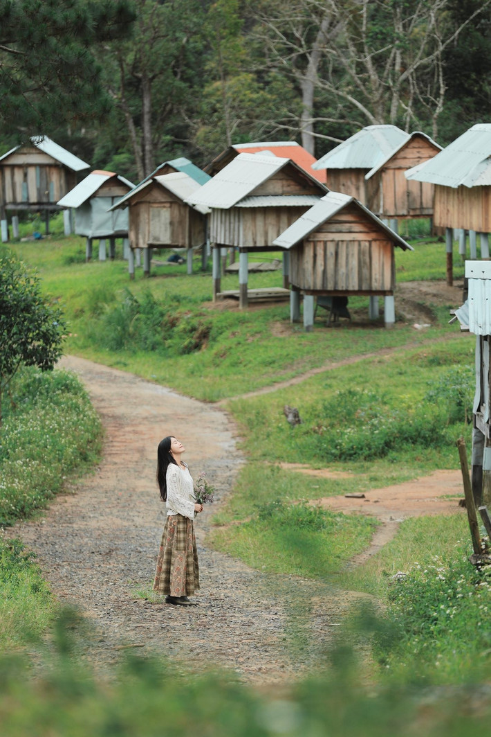 Bên cạnh đó, người dân trong làng đang triển khai mô hình homestay, tạo điều kiện để du khách lưu trú, hòa mình vào sinh hoạt cộng đồng và tìm hiểu văn hóa bản địa sâu sắc hơn. Ảnh Minh Lê