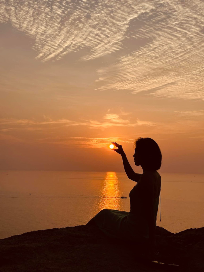 Hiện nay, nhiều công ty lữ hành uy tín đã khai thác tuyến tham quan Mũi Điện, mang đến cho du khách những lựa chọn đa dạng về thời gian và trải nghiệm. Trong đó, tour “Phú Yên – Vẻ đẹp hoang sơ” của Saigontourist được nhiều người lựa chọn nhờ hành trình trọn gói 4 ngày 3 đêm, khởi hành từ TP.HCM, kết hợp tham quan Mũi Điện, Gành Đá Đĩa, nhà thờ Mằng Lăng và nghỉ dưỡng tại resort ven biển Tuy Hòa. Giá tour dao động từ 4,8 triệu đồng/người, đã bao gồm vé máy bay khứ hồi, xe đưa đón và hướng dẫn viên. Ảnh Xuân Phạm