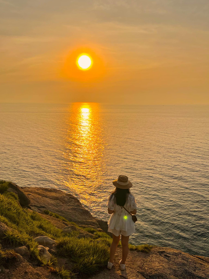 Nếu yêu thích hình thức nghỉ dưỡng nhẹ nhàng, du khách có thể tham khảo tour cao cấp của BenThanh Tourist. Chuyến đi kết hợp giữa tham quan Mũi Điện vào sáng muộn và thư giãn tại resort Tuy Hòa, có hỗ trợ xe điện đến gần ngọn hải đăng. Giá tour dao động từ 5 đến 5,5 triệu đồng, phù hợp với những ai muốn tận hưởng kỳ nghỉ thoải mái mà vẫn không bỏ lỡ điểm cực Đông Tổ quốc. Ảnh Dương Nhật Viên