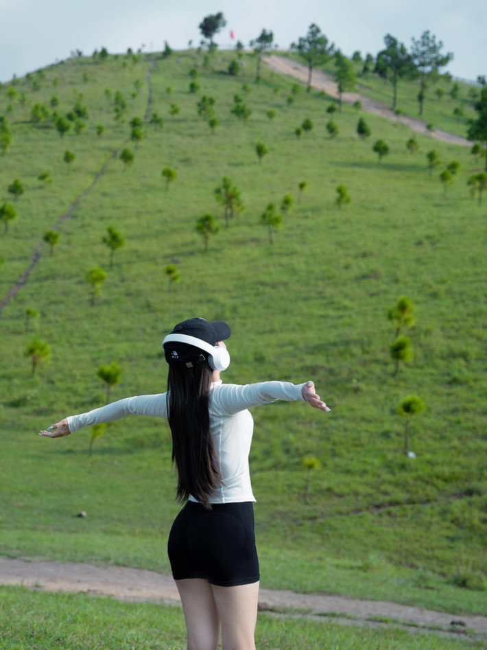 Chị Nguyễn Hồng Hạnh (Hà Nội) chia sẻ sau chuyến đi: “Tôi không nghĩ ở Quảng Ninh lại có nơi yên tĩnh, xanh mát và mộng mơ đến vậy. Cảm giác đứng giữa thiên nhiên rộng lớn, gió lùa qua từng tán cây, dưới chân là mây trắng – cứ như đang trong một thước phim Hàn Quốc.”