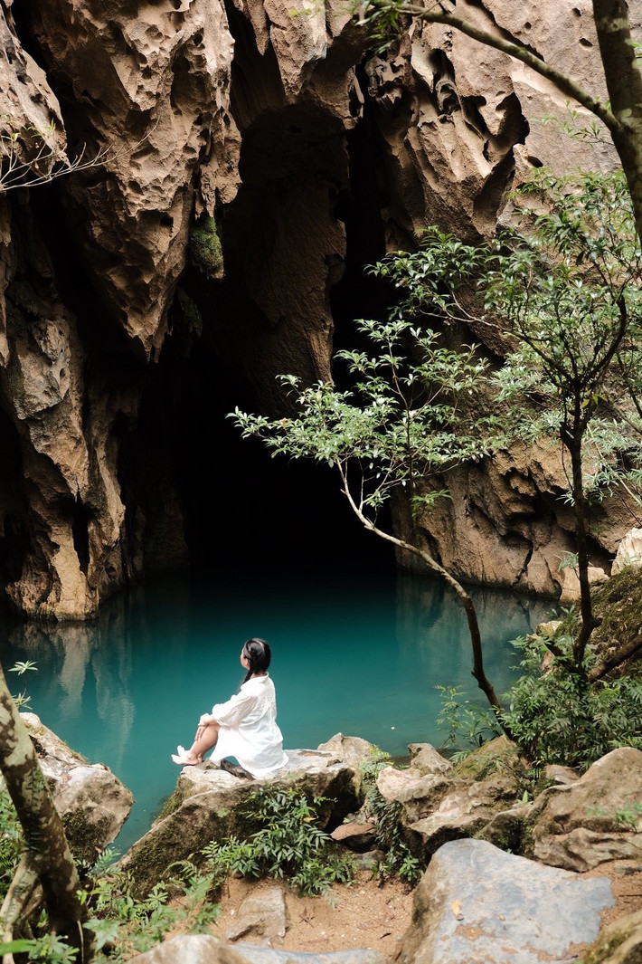 Chi phí cho chuyến đi khoảng 3,5 triệu đồng/người, bao gồm tiền xe, tour, ăn uống và lưu trú tại Phong Nha. Nếu còn thời gian, du khách có thể ở lại khám phá thêm các điểm đến nổi tiếng khác trong vùng, như suối Moọc, động Phong Nha, các homestay xinh xắn hay những quán cà phê bên dòng sông Son. Ảnh Thu Huệ