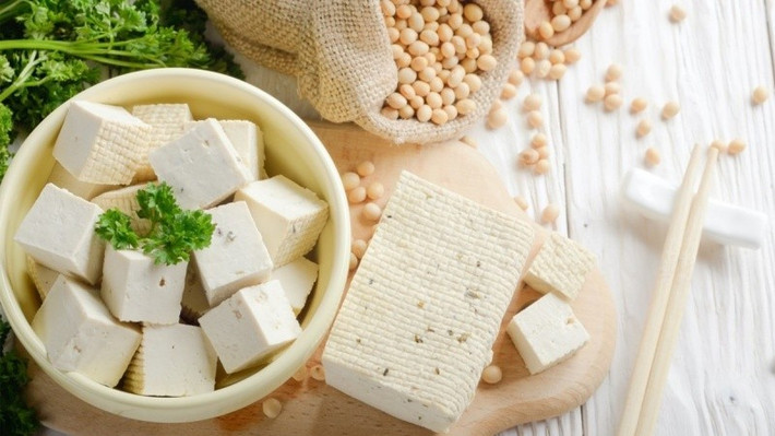 Đậu phụ là thực phẩm giàu protein nhưng ít calo, phù hợp cho bữa tối nhẹ. Theo Viện Dinh dưỡng Quốc gia, 100g đậu phụ chứa khoảng 80 calo và 8g protein thực vật chất lượng cao. Isoflavone trong đậu nành còn có tác dụng điều hòa nội tiết, hỗ trợ chuyển hóa mỡ hiệu quả. Ảnh minh hoạ