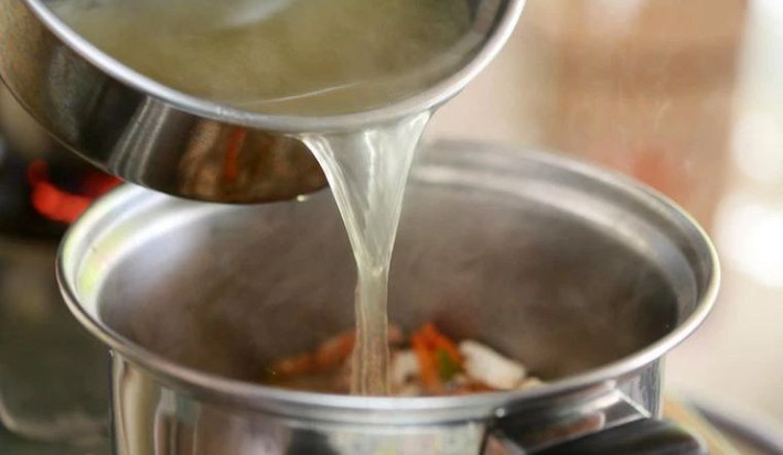 Cách nhanh và dễ nhất là thêm nước lọc vào nồi canh. Bạn nên thêm từng chút một và nêm nếm lại để tránh canh bị loãng quá. Sau đó, điều chỉnh rau củ hoặc gia vị để cân bằng hương vị. Ảnh minh họa