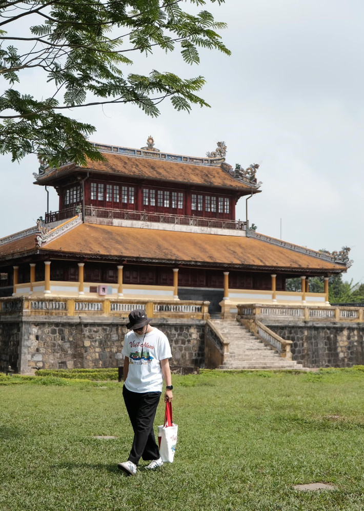 Giữa những chuyến đi vội vã, nơi du khách thường bị cuốn theo hàng loạt to-do-list, việc “lang thang” không mục đích ở Huế lại là một lựa chọn đáng thử. Ở đó, thời gian dường như chậm lại, cho phép người ta quan sát kỹ hơn, thở sâu hơn và lặng nghe cảm xúc của chính mình. Ảnh Trương Đình Minh