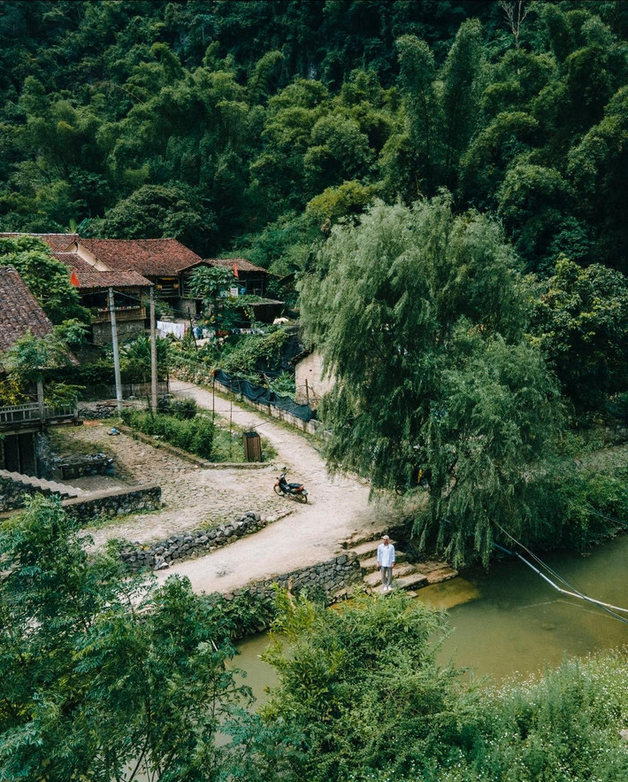Du khách khi đến đây thường chậm rãi bước đi, để lắng nghe tiếng suối, để cảm nhận hơi thở bình yên của bản làng. Khuổi Ky không ồn ào, không náo nhiệt, nhưng chính sự tĩnh lặng ấy lại khiến nơi đây trở thành điểm hẹn khó quên cho những ai tìm về sự an yên. Ảnh Blog của Rọt