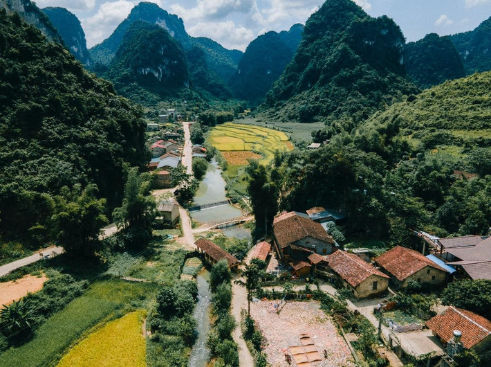 Người dân Khuổi Ky không chỉ gìn giữ lối sống truyền thống mà còn chung tay biến bản làng thành điểm đến du lịch cộng đồng. Nhiều hộ gia đình đã tu sửa nhà đá thành homestay, mở cửa đón khách thập phương. Ảnh Blog của Rọt