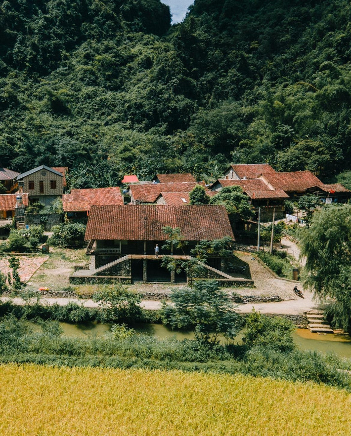 Đến đây, du khách có thể nghỉ lại trong những ngôi nhà đá cổ kính, thưởng thức các món ăn truyền thống của người Tày, nghe kể chuyện về phong tục và đời sống nơi biên cương. Mỗi trải nghiệm đều đậm màu sắc văn hóa và gợi nhắc về quá khứ xa xưa. Ảnh Blog của Rọt