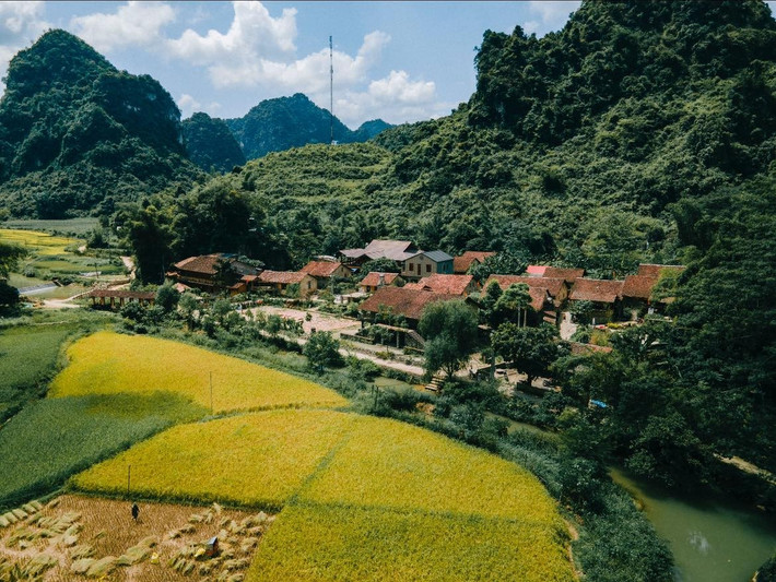 Từ bên kia đường nhìn sang, những mái ngói rêu phong, bức tường đá xám hòa cùng cảnh núi rừng xanh thẳm, tất cả tạo nên một bức tranh hài hòa, vừa mộc mạc, vừa kiêu hãnh. Ảnh Blog của Rọt