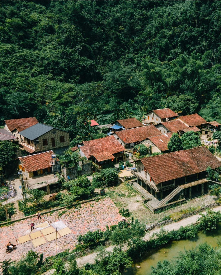 Ngôi làng nhỏ nằm nép mình dưới chân núi, hòa cùng tiếng suối róc rách, khiến du khách có cảm giác như đang lạc bước vào một miền cổ tích giữa vùng biên giới. Ảnh Blog của Rọt