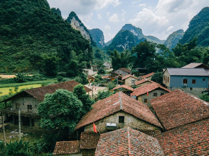 Những ngôi nhà sàn bằng đá, mái ngói âm dương, vững chãi qua năm tháng tạo nên không gian độc đáo hiếm có. Ảnh Blog của Rọt