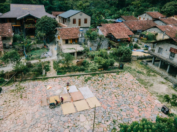 Nhắc đến Cao Bằng, nhiều du khách thường chỉ nhớ tới thác Bản Giốc hùng vĩ. Thế nhưng, ngay gần đó, có một ngôi làng hơn 400 năm tuổi vẫn lặng lẽ hiện diện, mang trong mình vẻ đẹp cổ kính và bình yên: làng đá Khuổi Ky. Ảnh Blog của Rọt