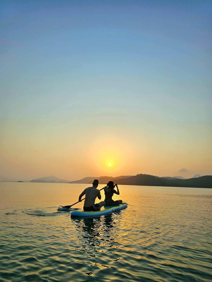 Ngoài tắm biển, du khách còn có thể chèo thuyền kayak, SUP hoặc đơn giản là nằm dài trên bãi cát, đọc sách, nghe nhạc và để thời gian trôi qua nhẹ tênh.