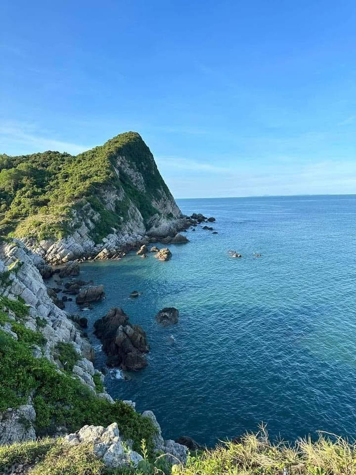 Chuyến tàu cao tốc từ cảng Cái Rồng đưa du khách băng qua những dãy núi đá vôi trùng điệp, lướt sóng qua các đảo nhỏ để đến với Quan Lạn trong chưa đầy 1 tiếng. Vừa đặt chân lên đảo, cảm giác đầu tiên là sự thanh thản đến lạ. Những con đường lát gạch đỏ uốn mình dưới hàng phi lao vi vút gió, lác đác vài chiếc xe điện chạy chầm chậm, không còi xe, không khói bụi. Ảnh Lan Anh