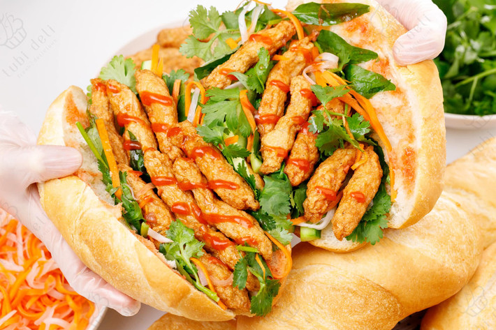 Đừng bỏ qua bánh mì chả cá – món ăn “quốc dân” Nha Trang. Chả cá chiên vàng thơm lừng kẹp trong ổ bánh mì giòn ruộm, thêm chút rau dưa và tương ớt cay nhẹ – đơn giản mà ngon bá cháy. Có mặt khắp các con đường từ Phan Chu Trinh đến Ngô Gia Tự, chỉ 10.000 – 15.000 đồng/ổ. Ảnh Internet