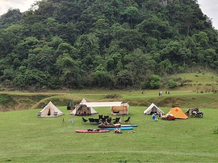 Thiên nhiên hoang sơ, khí hậu trong lành, cảnh quan hùng vĩ nhưng không kém phần nên thơ – Cao Bằng đang dần trở thành tọa độ lý tưởng cho những chuyến dã ngoại, picnic ngắn ngày. Từ những đồi cỏ trải dài xanh rì cho đến những hồ nước trong vắt hay thác đổ giữa rừng, nơi đây hội tụ đủ yếu tố để du khách “đưa nhau đi trốn” khỏi phố thị ngột ngạt. Dưới đây là 5 điểm dã ngoại xanh mướt, đẹp mê chữ ê kéo dài mà du khách không nên bỏ qua khi đến vùng đất địa đầu Tổ quốc.