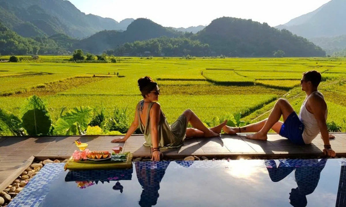 Xa hơn một chút, cách Hà Nội khoảng 140 km, Mai Châu (Hòa Bình) vẫn đủ gần để trở thành điểm đến cuối tuần. Những bản làng người Thái nằm giữa thung lũng, ruộng bậc thang và nhà sàn truyền thống tạo nên bức tranh yên bình và thi vị. Ảnh DuHy