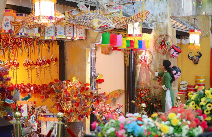 Nếu Hàng Mã rực rỡ sắc màu phố thị, thì Hoàng thành Thăng Long lại đưa du khách ngược dòng thời gian trở về không khí Trung thu cung đình xưa. Ảnh bvhttdl