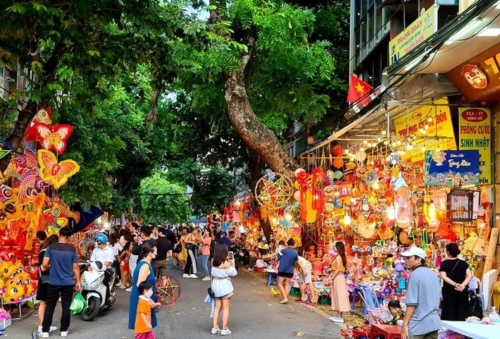 Mỗi độ thu về, Hà Nội lại khoác lên mình chiếc áo lung linh sắc đèn, âm vang tiếng trống lân rộn rã. Ảnh MIA
