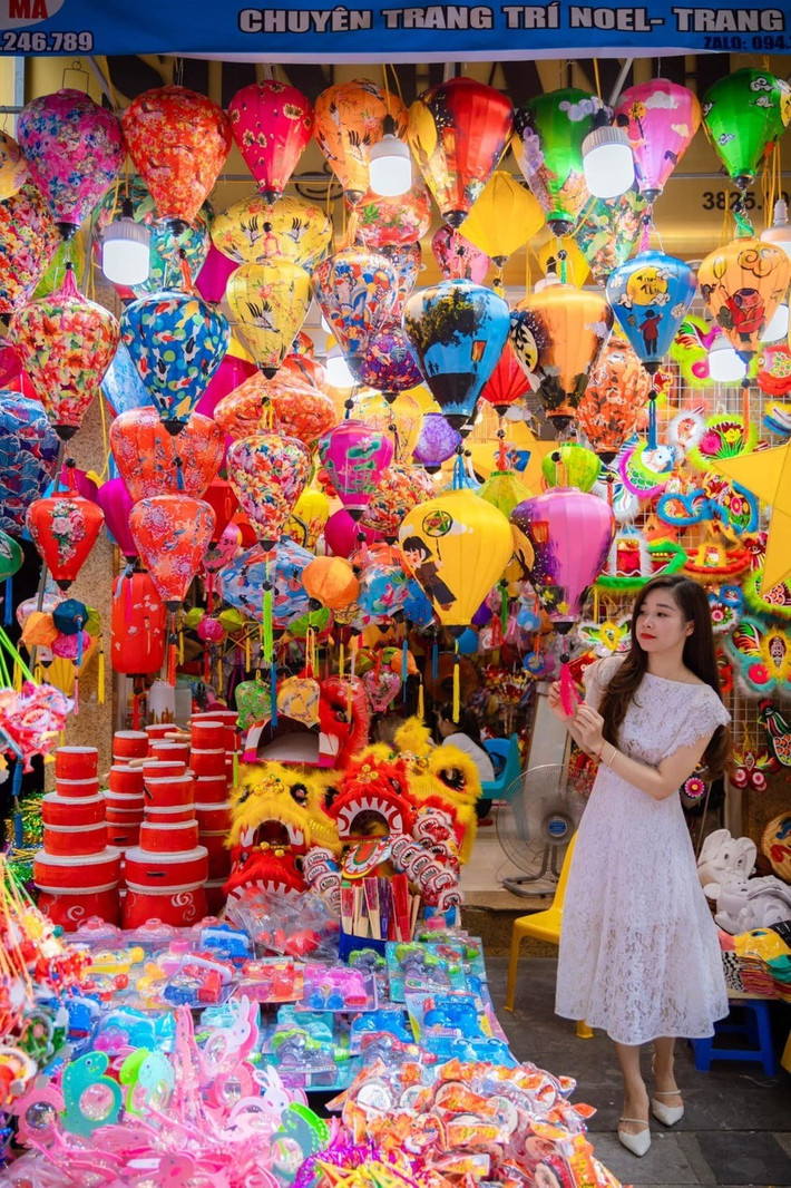 Nhiều tiểu cảnh mô phỏng thỏ ngọc, trăng khổng lồ hay cá chép vượt vũ môn được dựng lên, trở thành điểm check-in hút khách. Ảnh MIA
