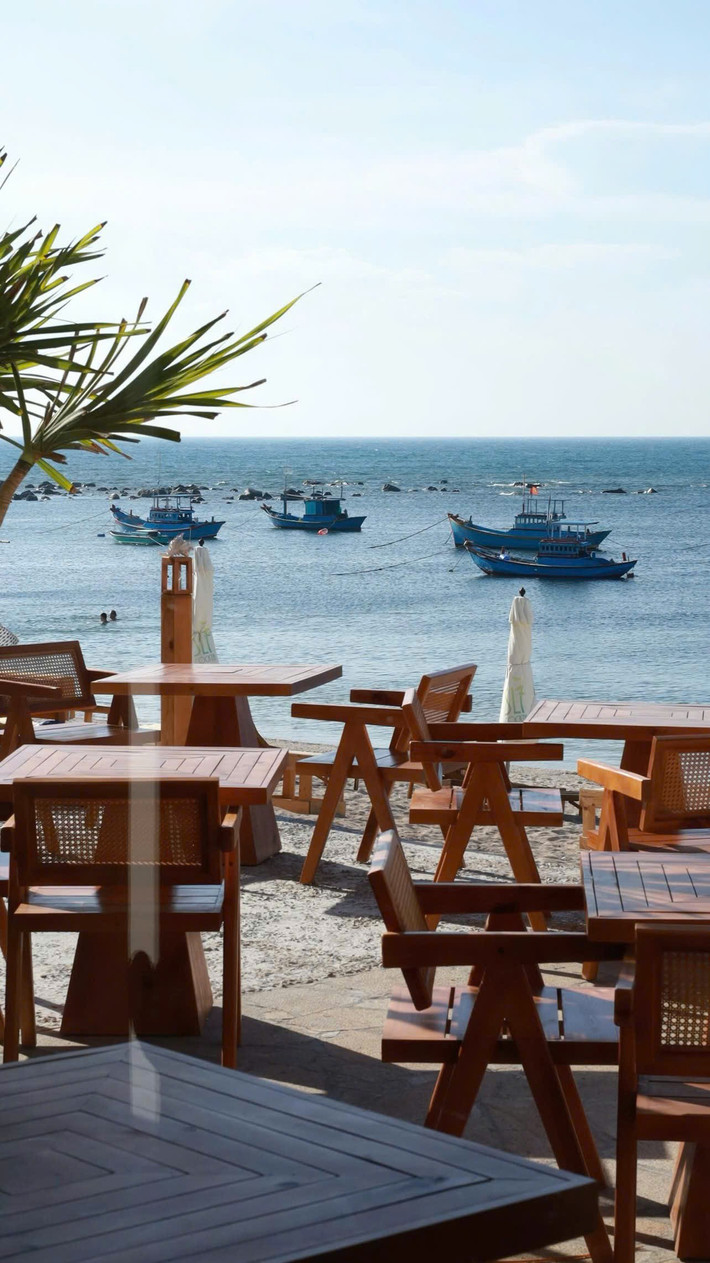 Những buổi sáng chậm rãi bắt đầu bằng tiếng sóng vỗ, quán cà phê nhỏ nhìn ra khơi xa, một ly nước mát giữa cái nắng hanh hao miền biển cũng đủ để bạn “chill” cả ngày. Ảnh Hoang