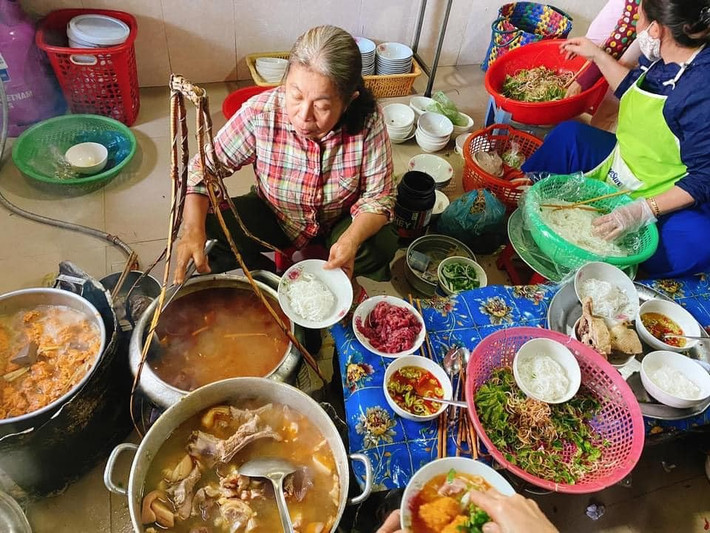 Một trong những quán bún bò nổi tiếng nhất tại Huế chính là bún bò Mệ Kéo, tọa lạc tại số 20 đường Bạch Đằng. Không biển hiệu, không quảng cáo rầm rộ, quán tồn tại hơn 60 năm qua nhờ vào tiếng lành đồn xa. Bát bún ở đây khá nhỏ nhưng tinh tế, nước dùng trong vắt mà đậm đà, thịt chân giò hầm mềm, ngọt tự nhiên. Giá chỉ từ 20.000 – 30.000 đồng/bát, rất bình dân. Quán chỉ bán buổi sáng, thường hết sớm nên muốn thưởng thức, bạn nên đi từ lúc 6 – 7 giờ. Ảnh MIA