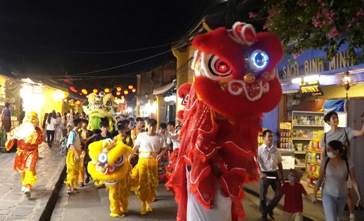 Đèn lồng treo khắp nơi, từ hiên nhà, quán cà phê, đến cây cầu An Hội bắc qua sông Hoài. Ảnh Nam Thịnh