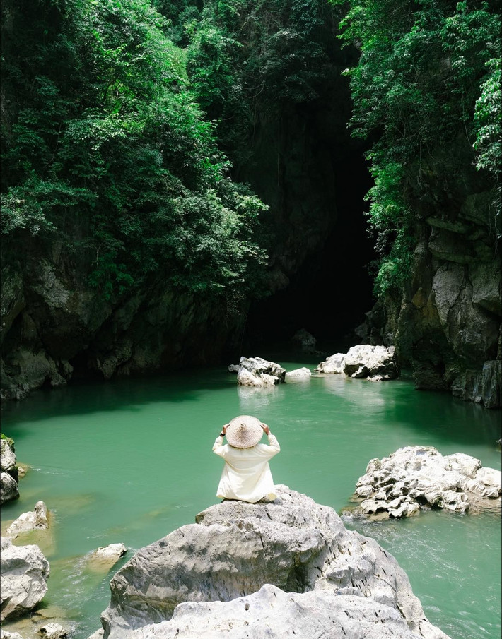 Dòng suối nhỏ len lỏi giữa bạt ngàn cây rừng, ôm trọn lấy những tảng đá rêu phong, tạo nên khung cảnh thanh bình và đầy chất thơ. Ảnh Blog của Rọt